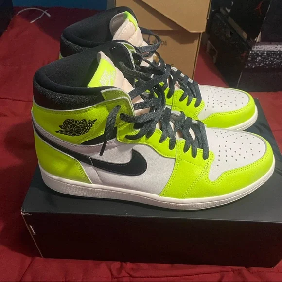 Jordan 1 mid volt - Picture 3 of 5